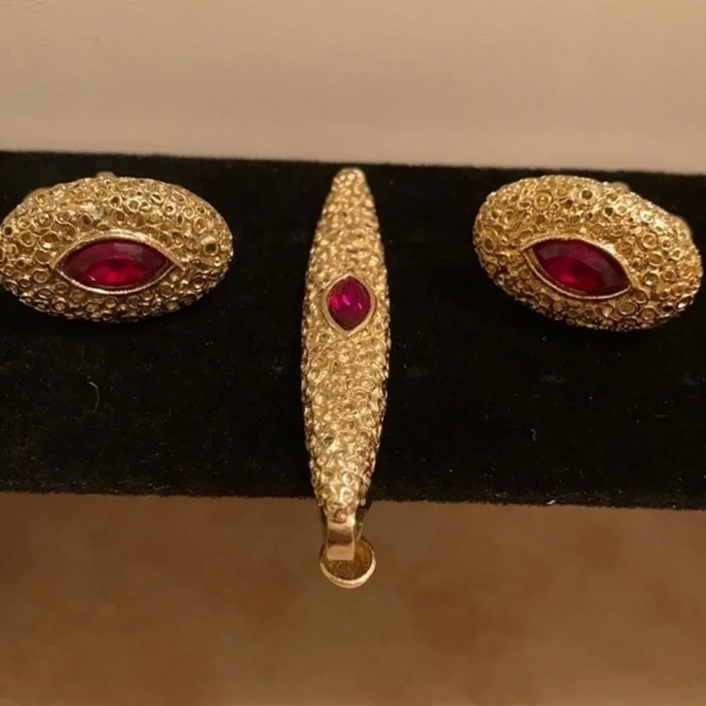 Vintage men’s gold tone cuff links with ruby gem-like inlay w/matching tie clip